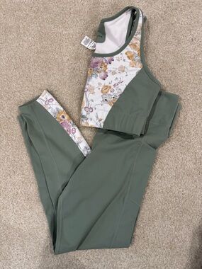 Tuckernuck set - med legging and sm sports bra